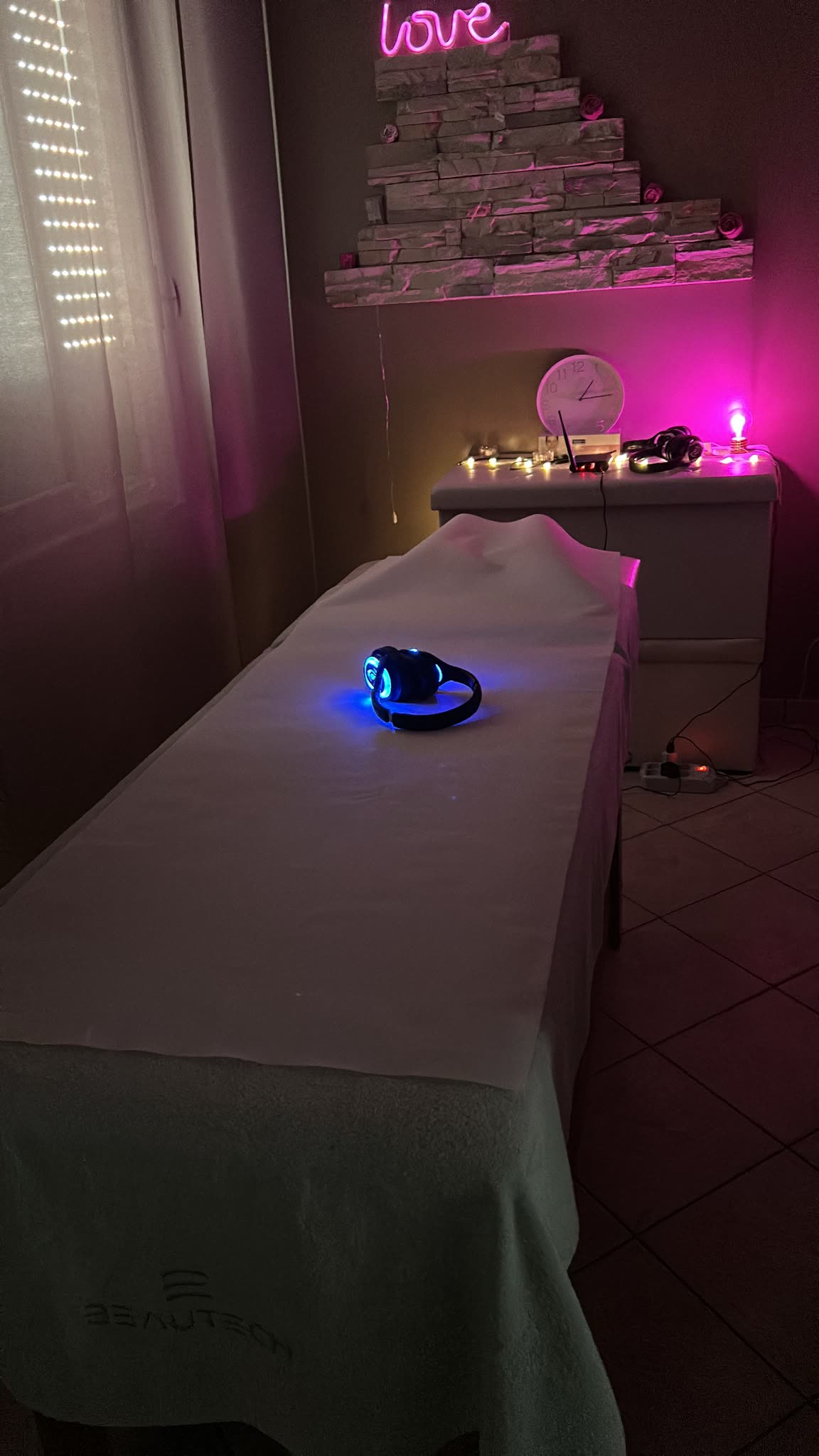 La cabina in penombra con le cuffie ASMR accese